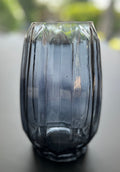 Vase grau gekantet
