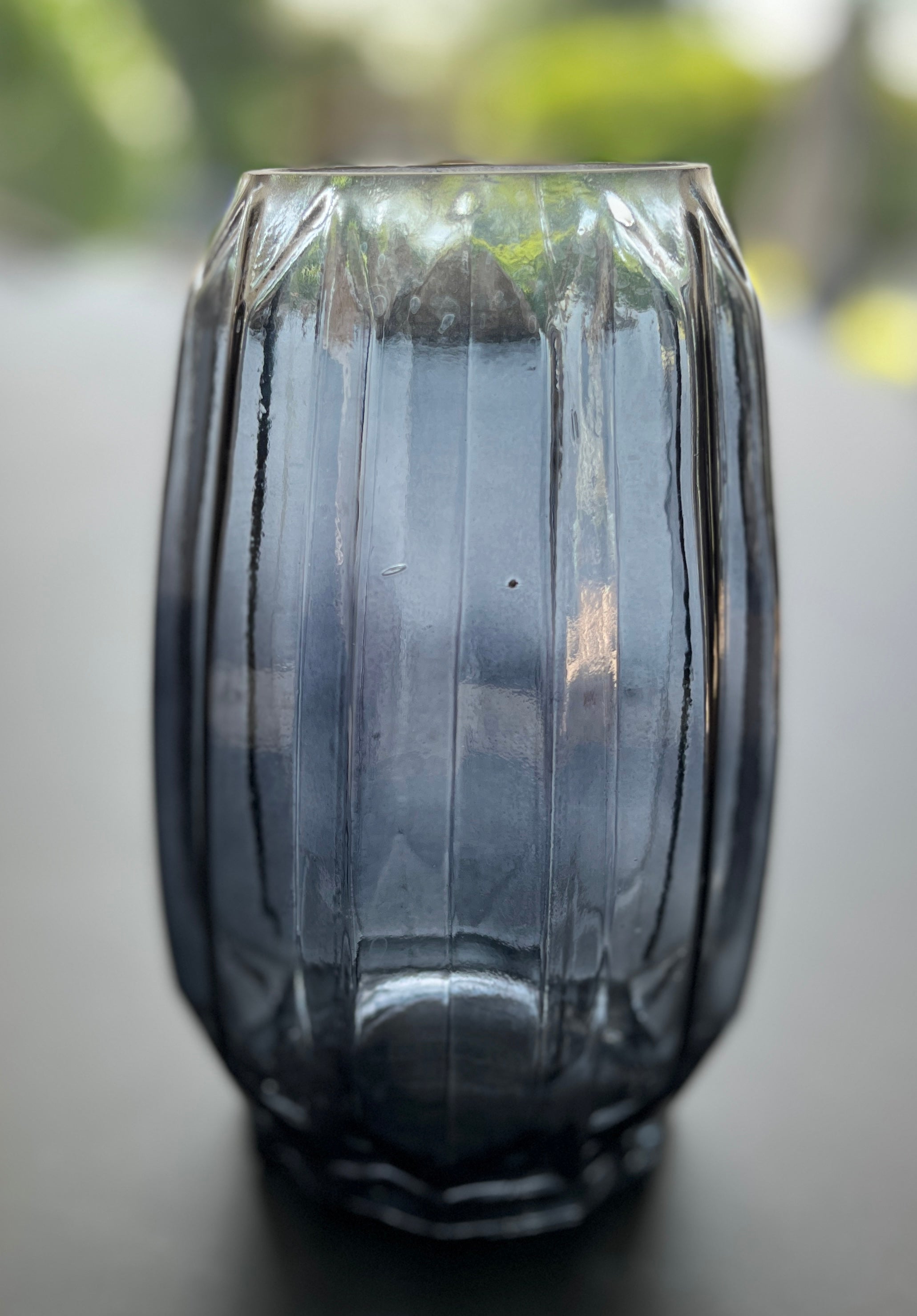 Vase grau gekantet