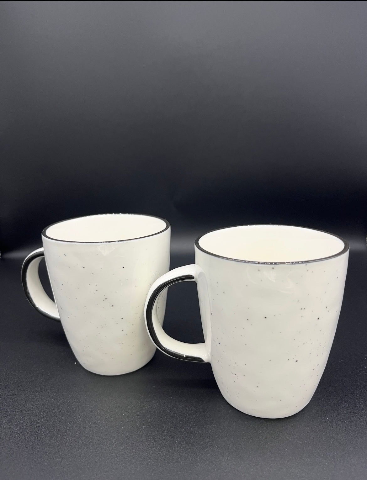 Kaffeetasse weiß mit schwarzem Rand
