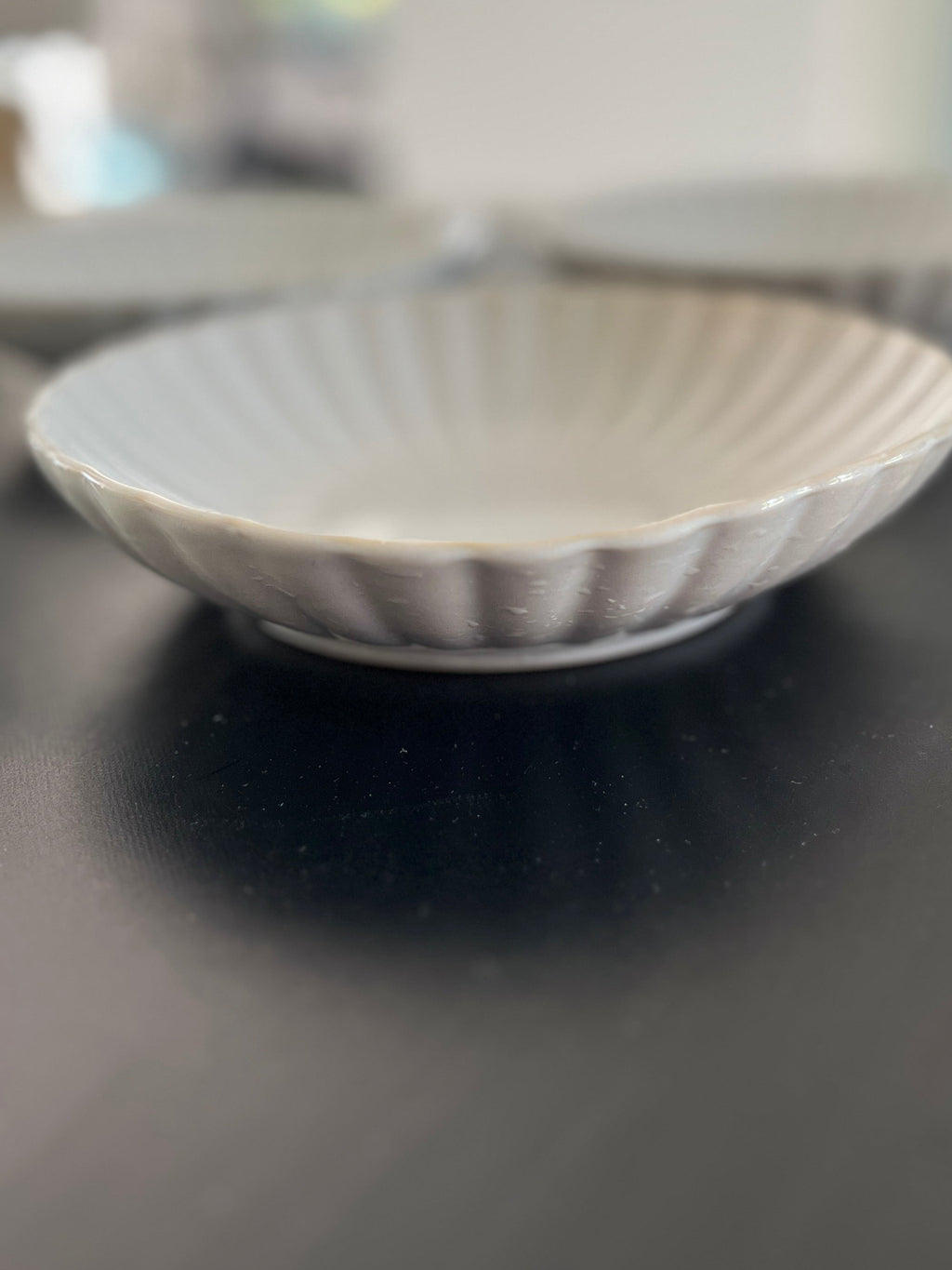 Teller Muscheloptik light grey